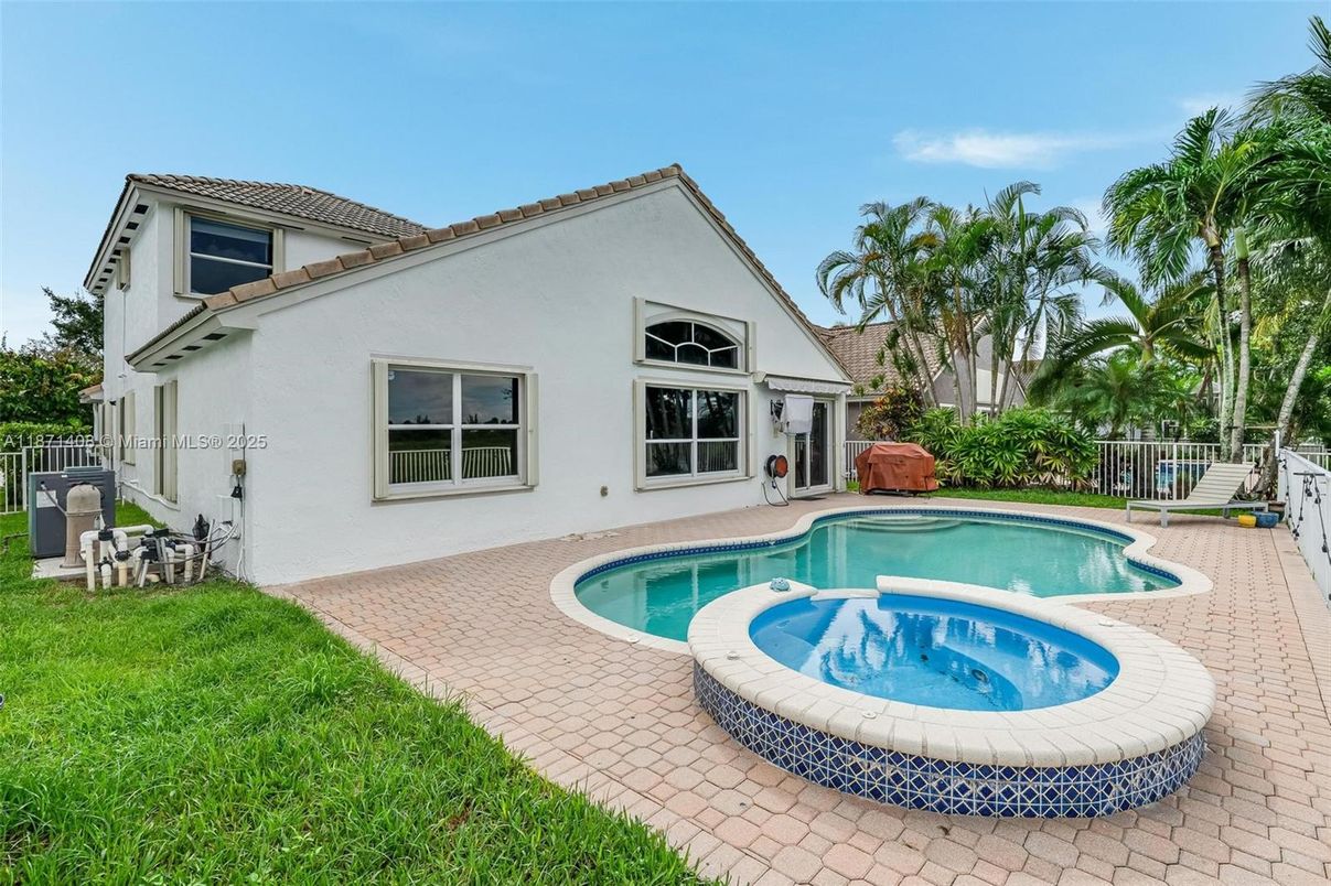 Exterior, Pool