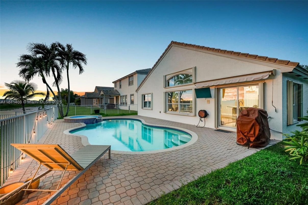 Exterior, Pool