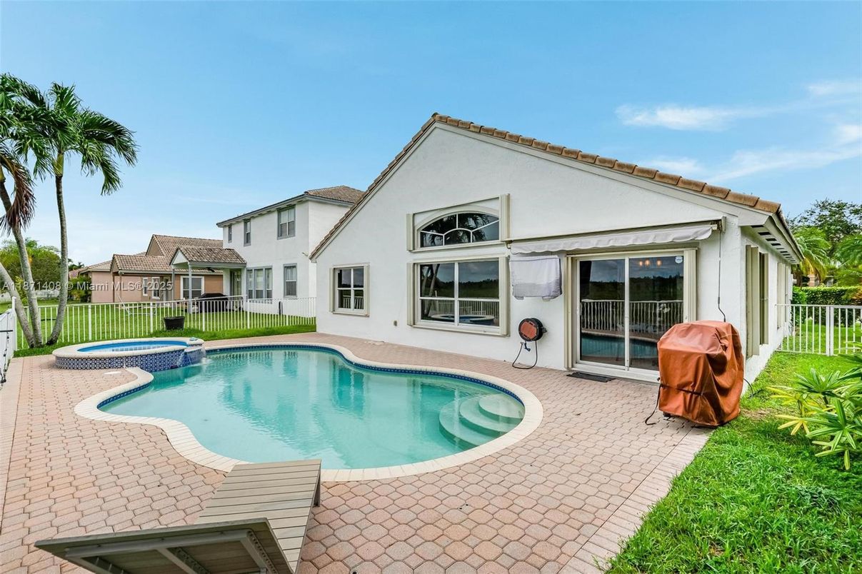 Exterior, Pool