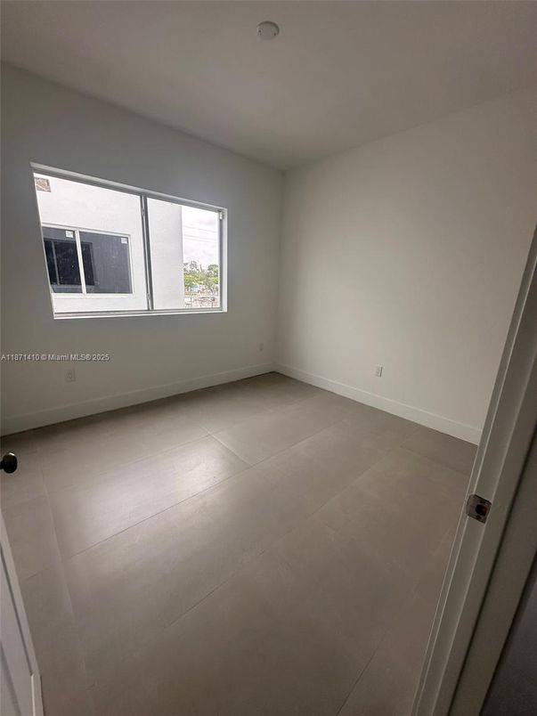 Empty room, Interior