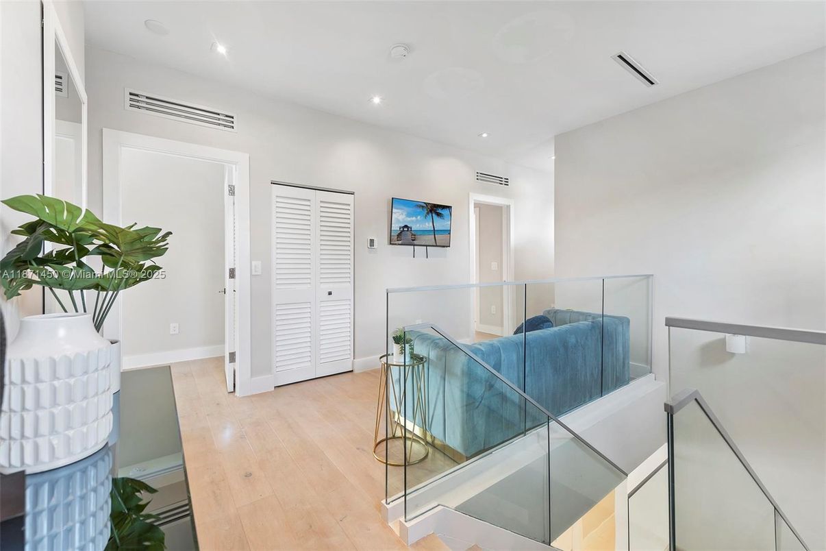Interior, Recessed Lighting, Wood Texture Flooring