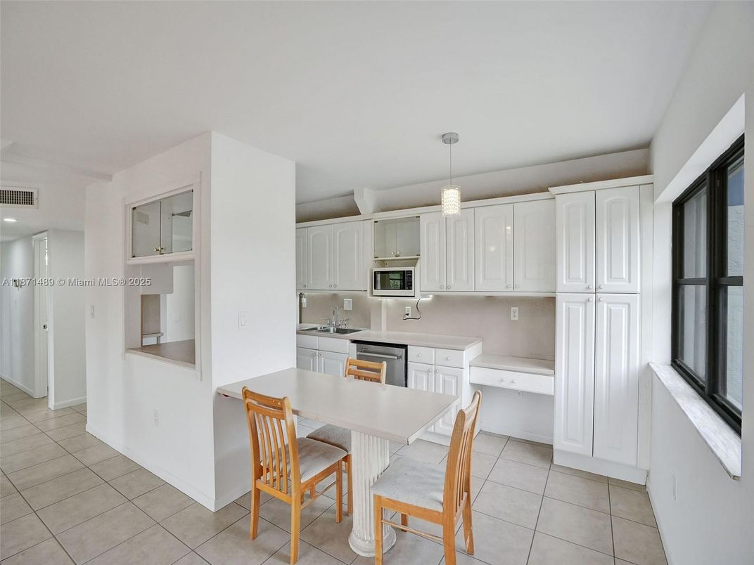 Dining room, Interior, Kitchen, Pendant Lights, Stainless Steel Appliances