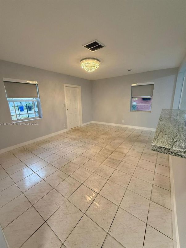 Empty room, Interior