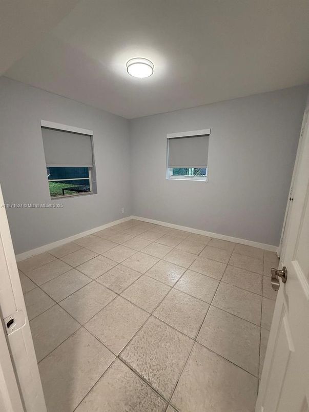 Empty room, Interior