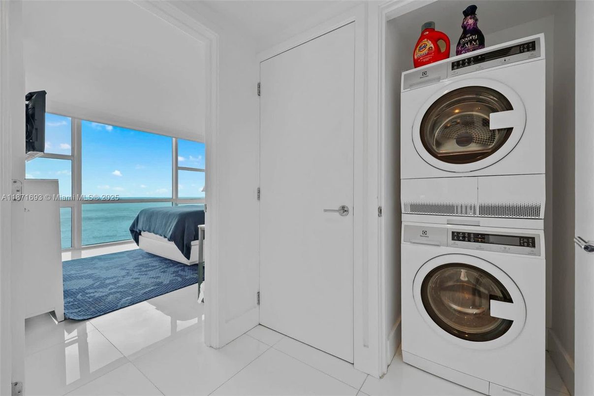 Bedroom, Interior, Utility Closets, Washer, Water