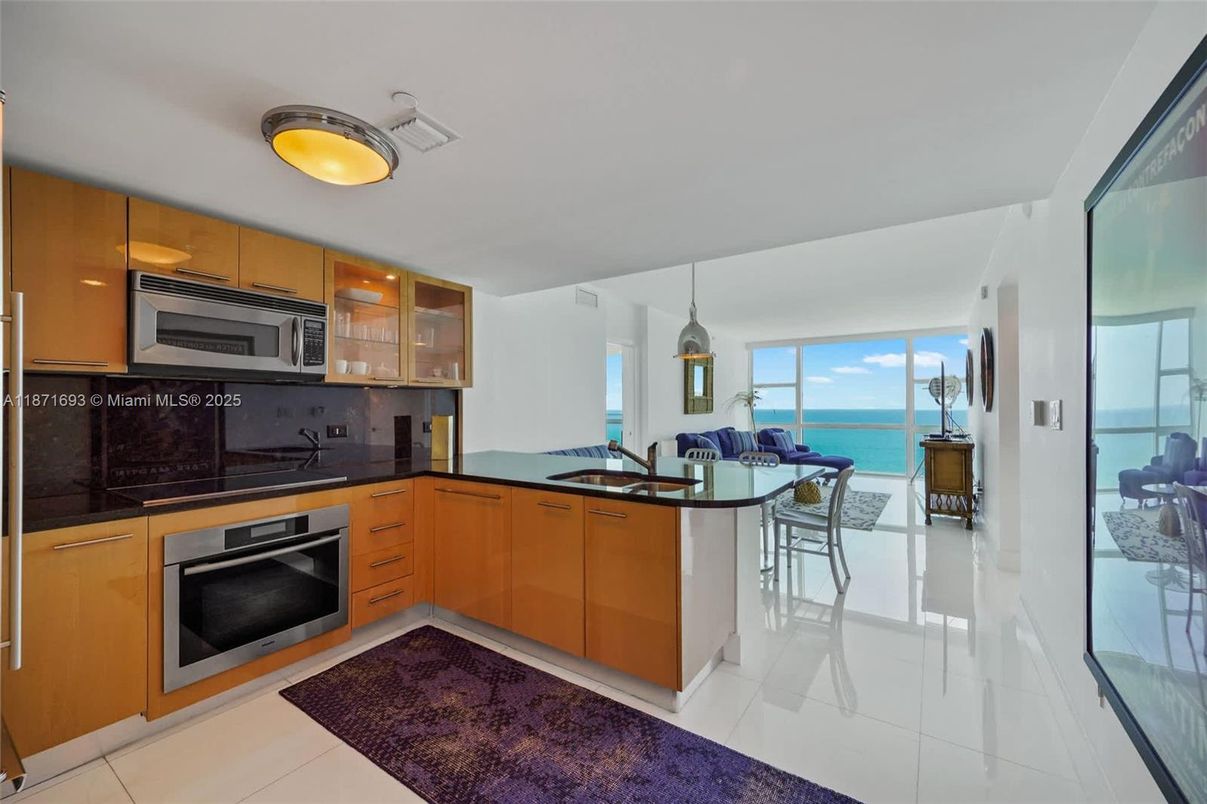 Dining room, Interior, Kitchen, Pendant Lights, Stainless Steel Appliances, Water