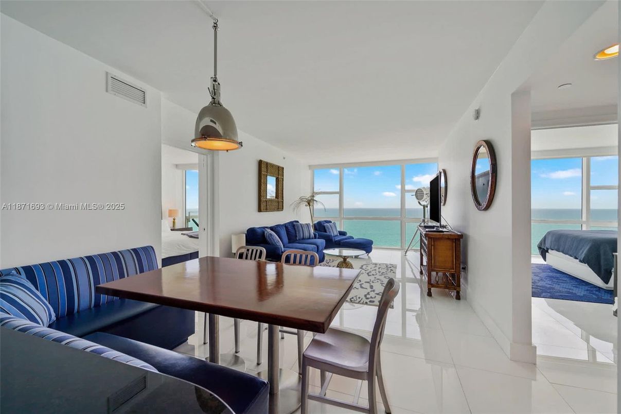 Dining room, Interior, Living room, Pendant Lights, Recessed Lighting, Water