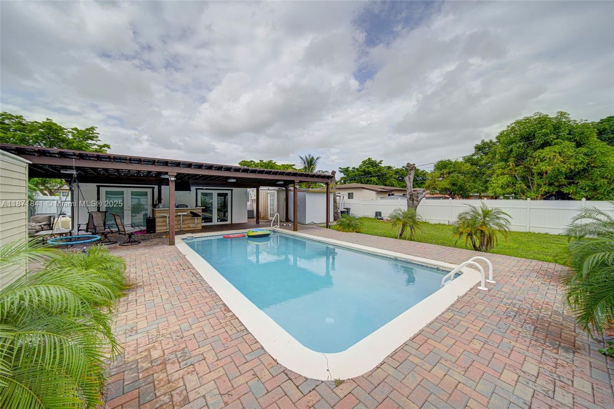 Exterior, Pool