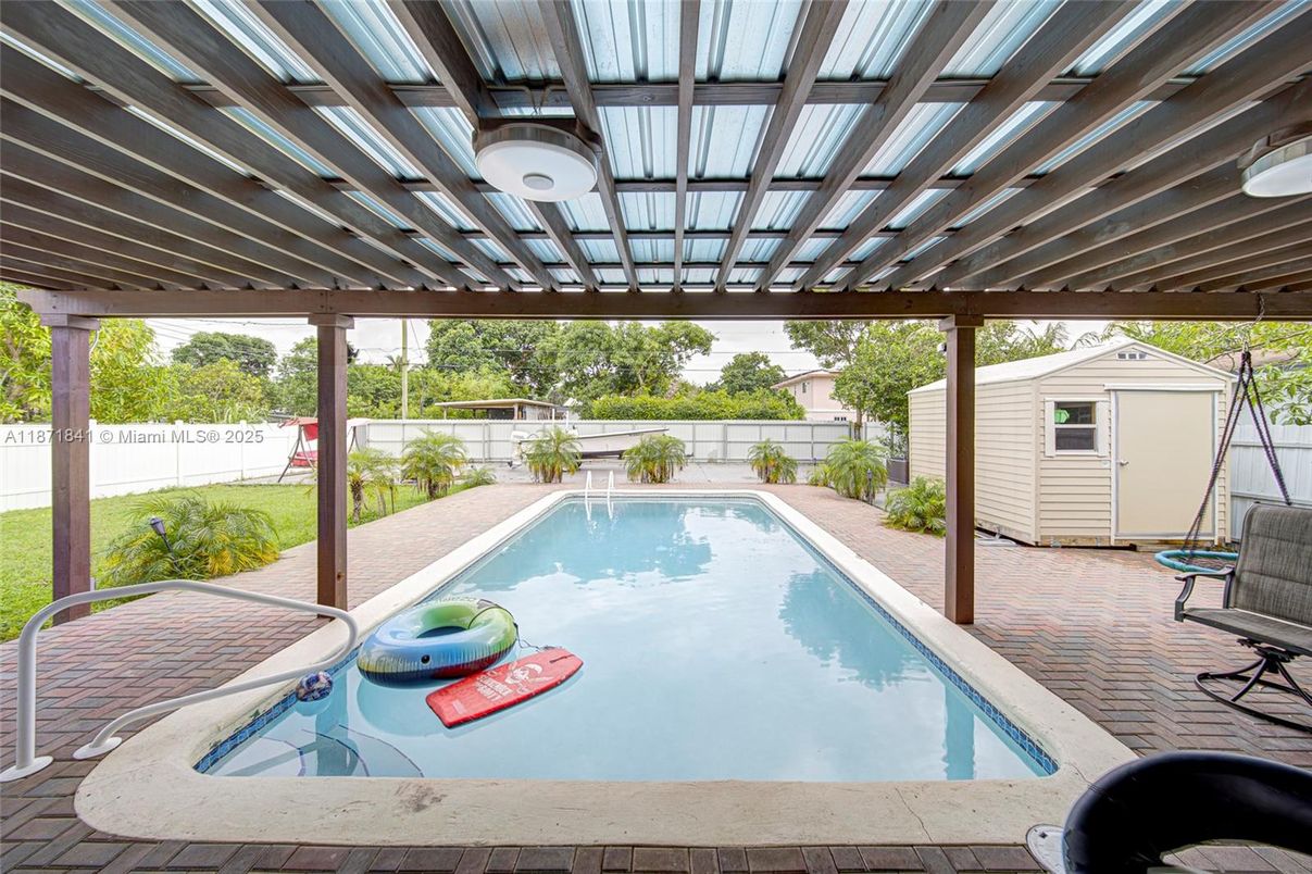 Exterior, Pool