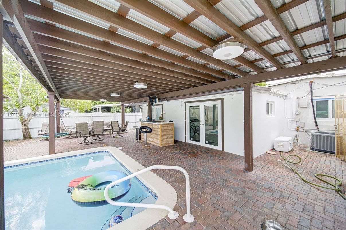 Exterior, Pool