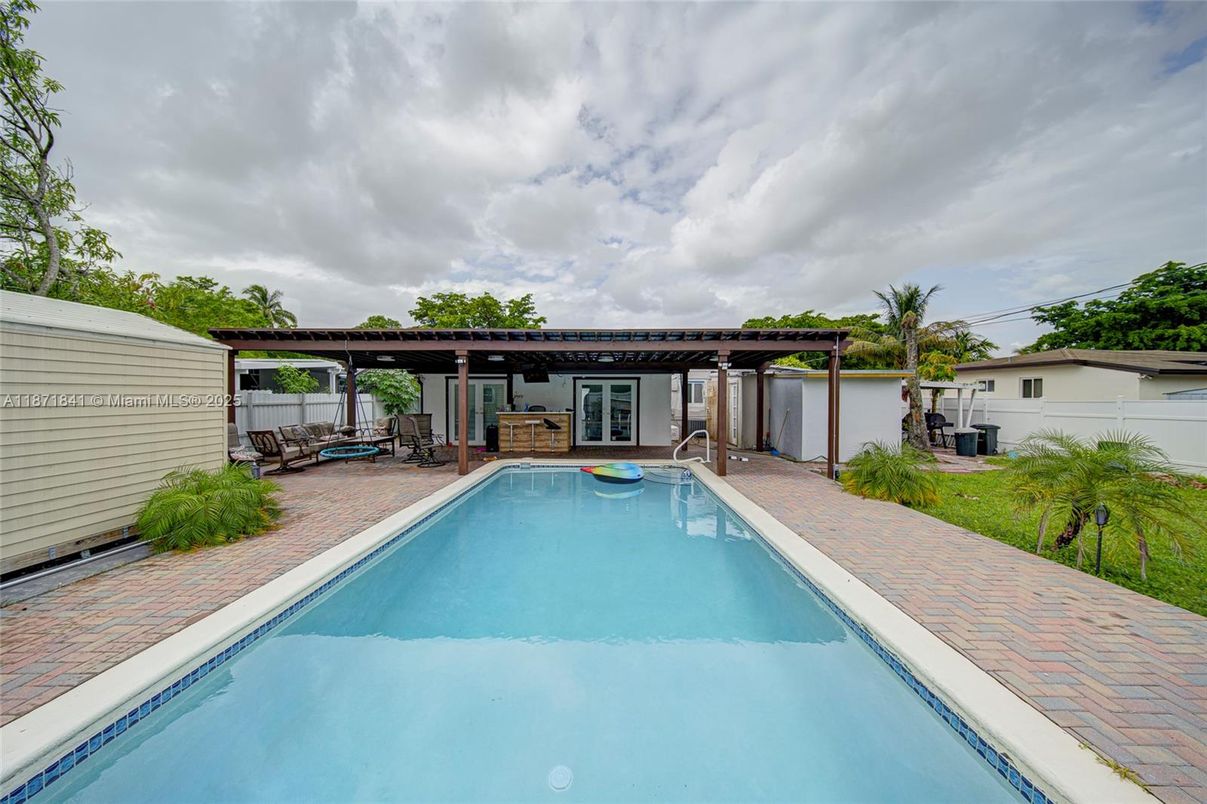 Exterior, Pool