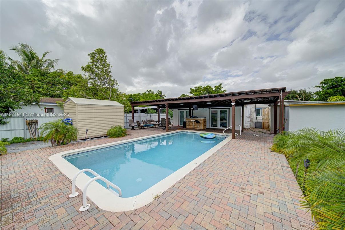 Exterior, Pool