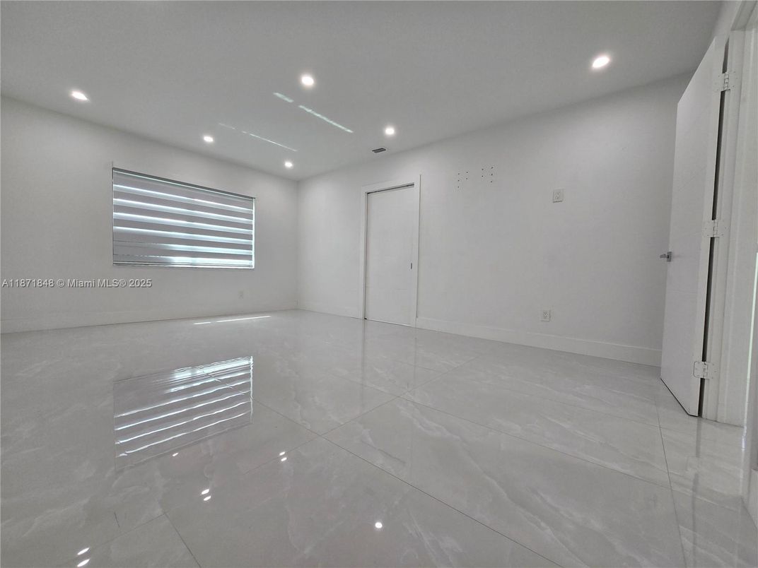Empty room, Interior, Recessed Lighting