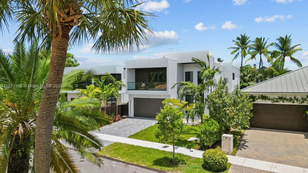 Attached, Exterior, Facade, Modern