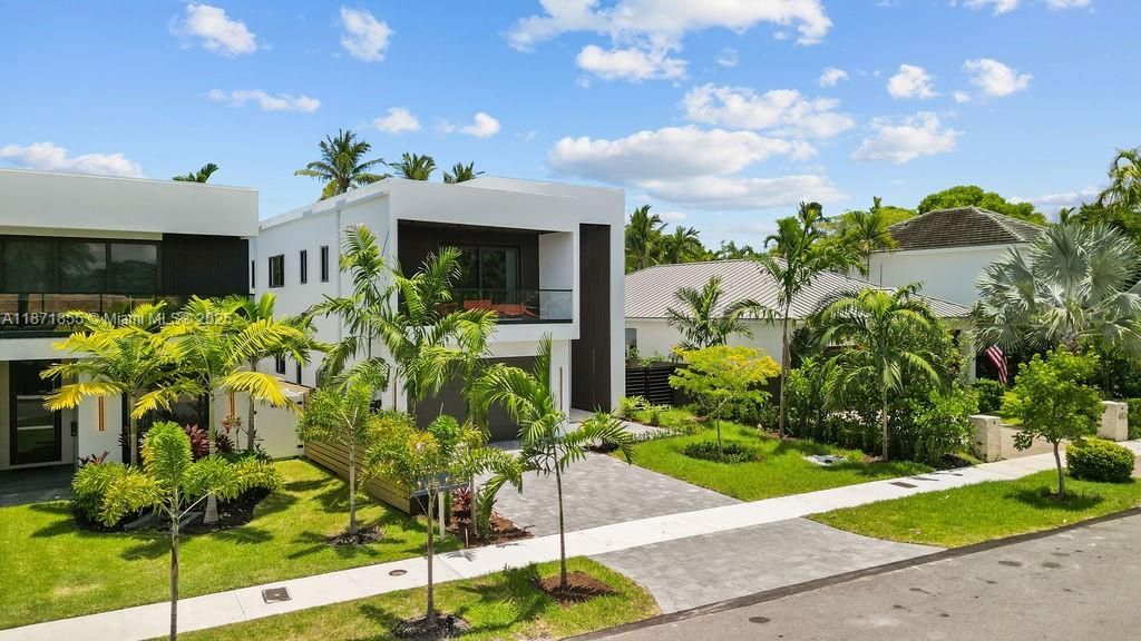 Exterior, Facade, Modern