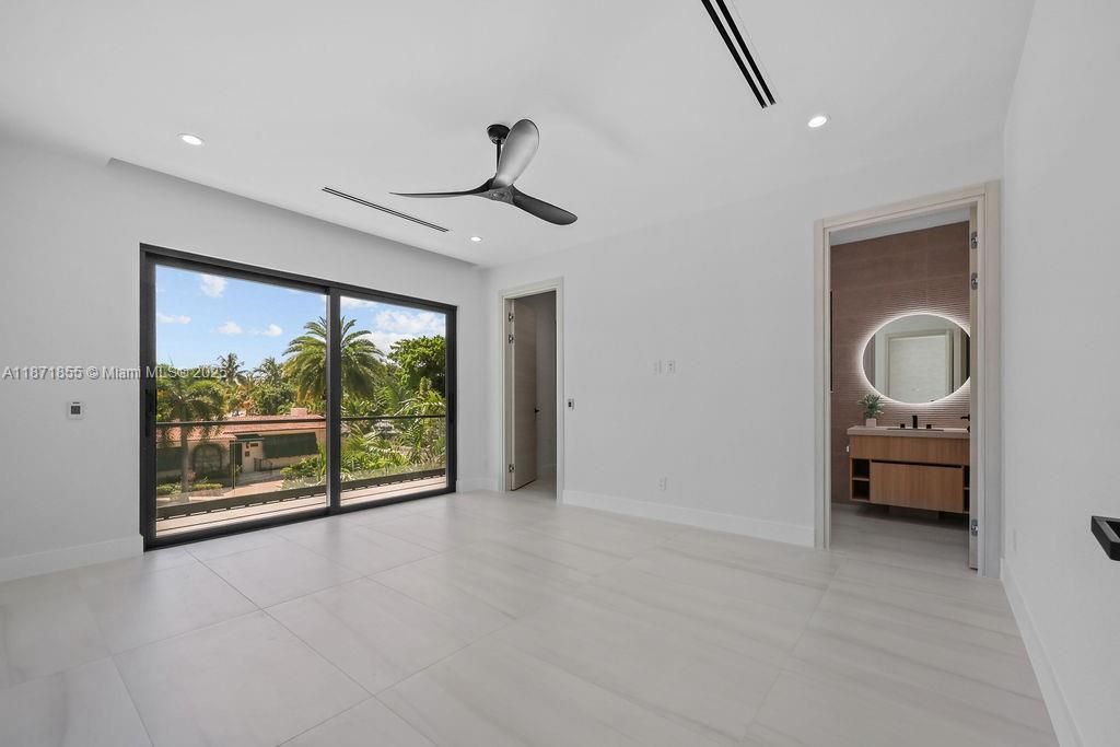Bathroom, Empty room, Interior, Recessed Lighting