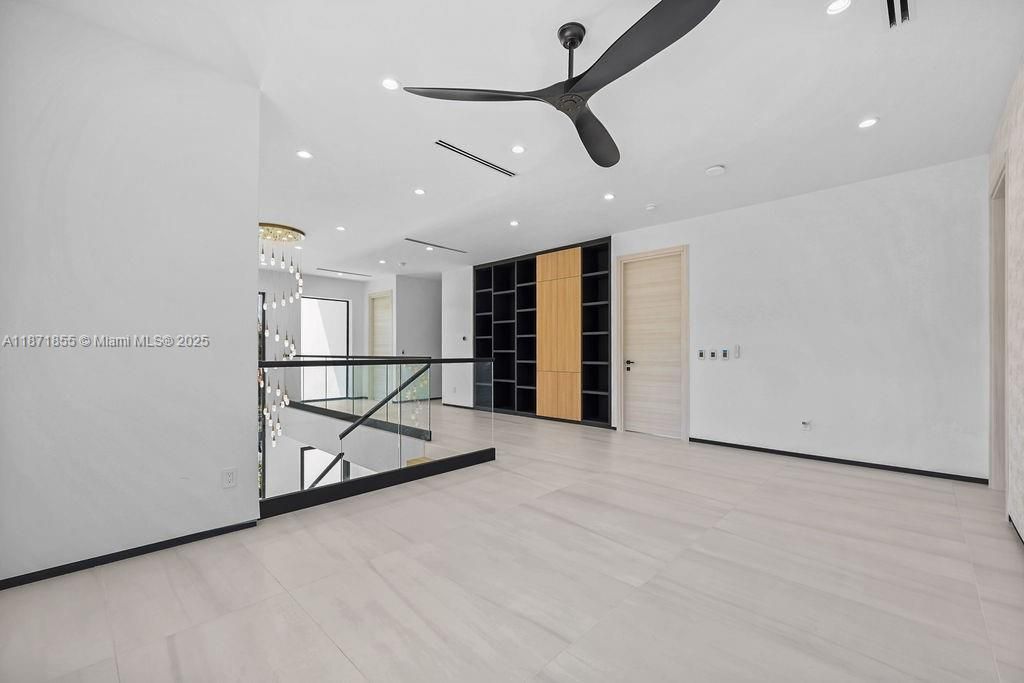 Empty room, Interior, Recessed Lighting