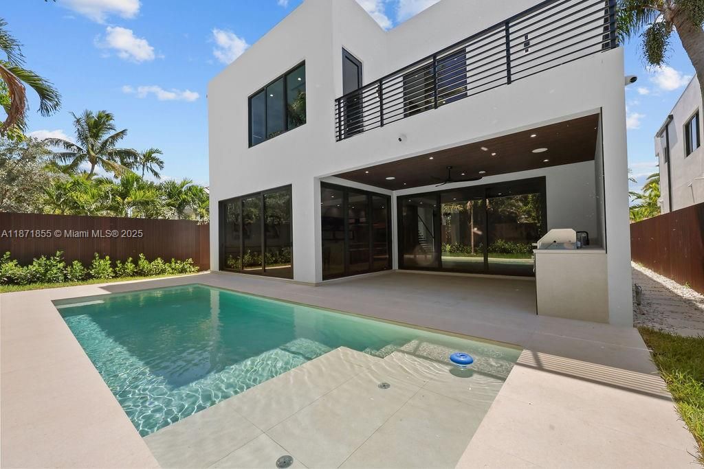 Exterior, Pool