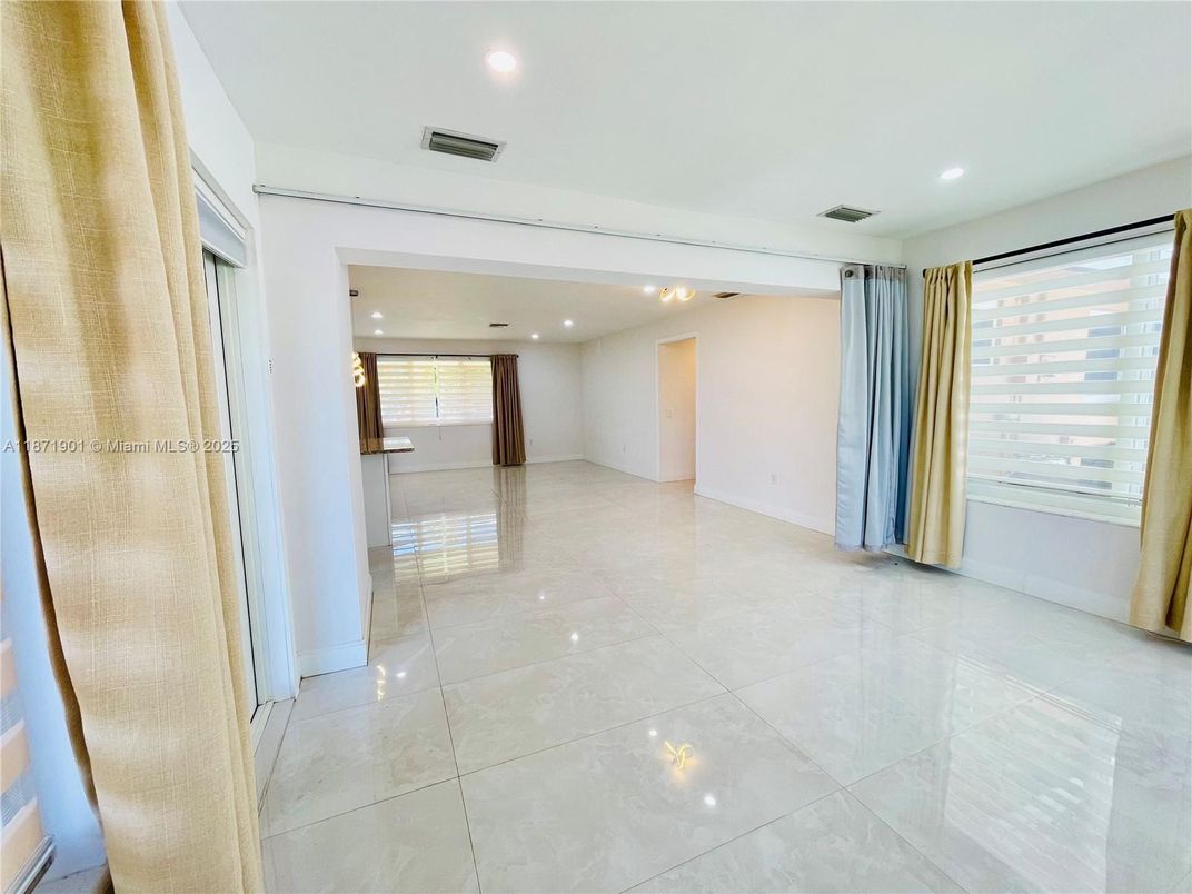 Empty room, Interior, Recessed Lighting