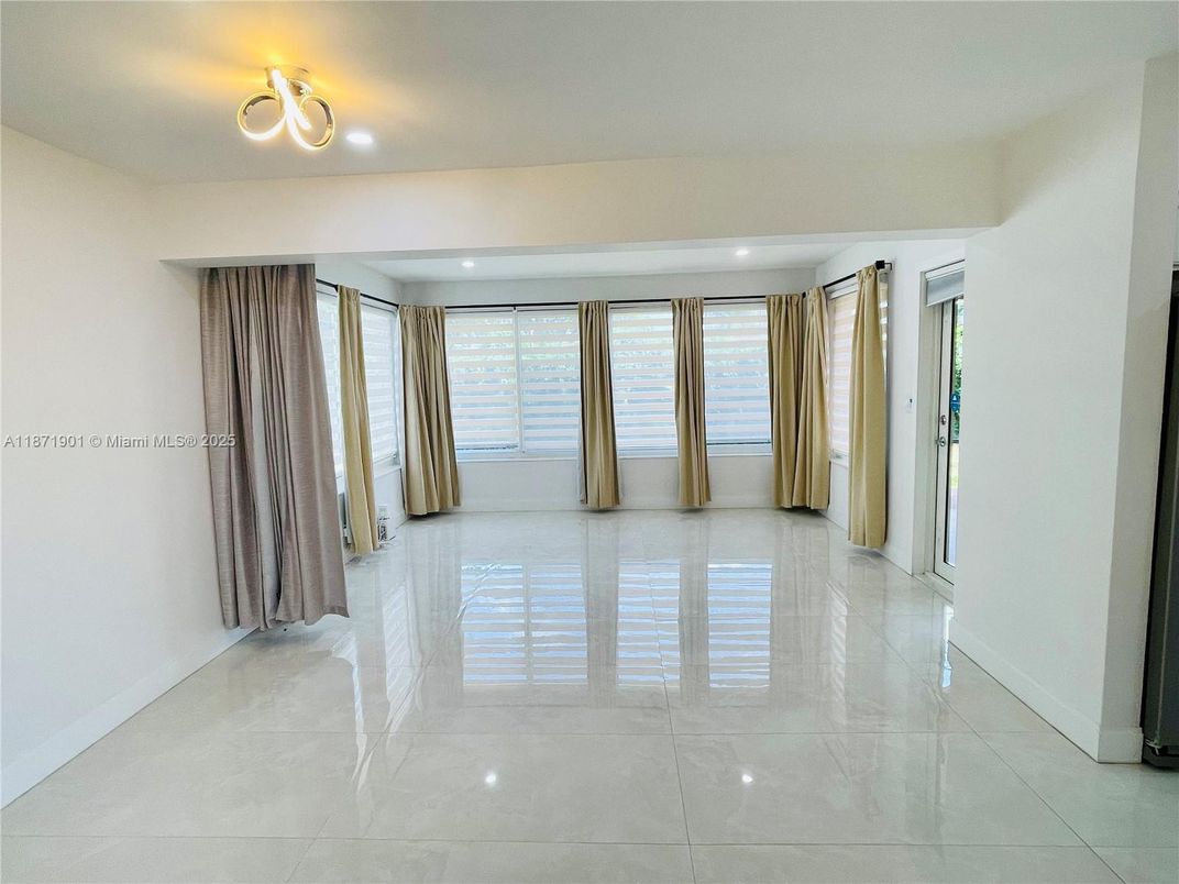 Empty room, Interior