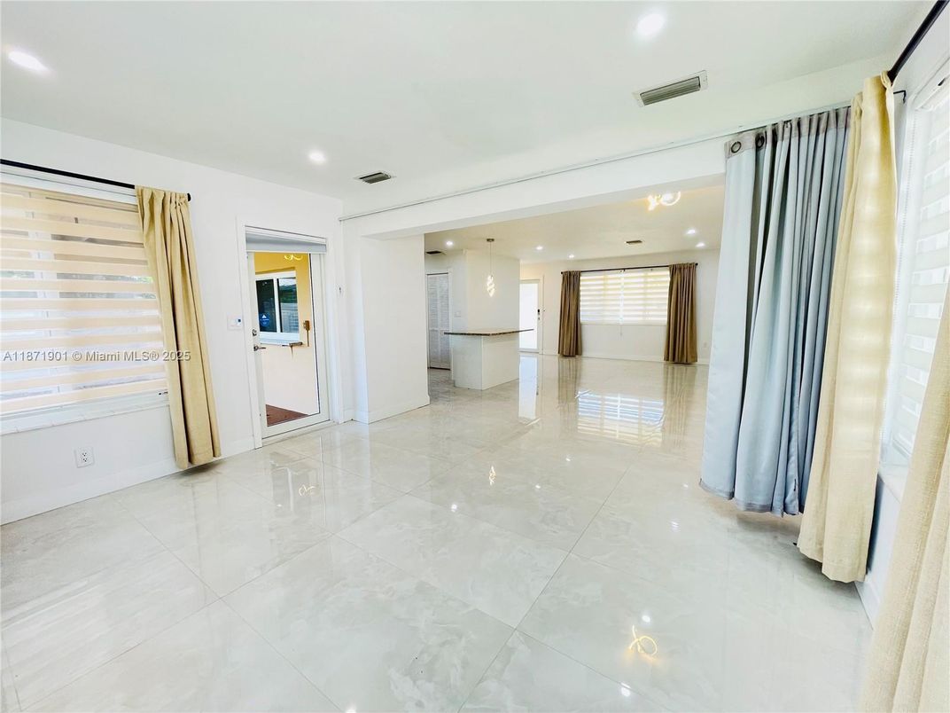 Empty room, Interior, Pendant Lights, Recessed Lighting