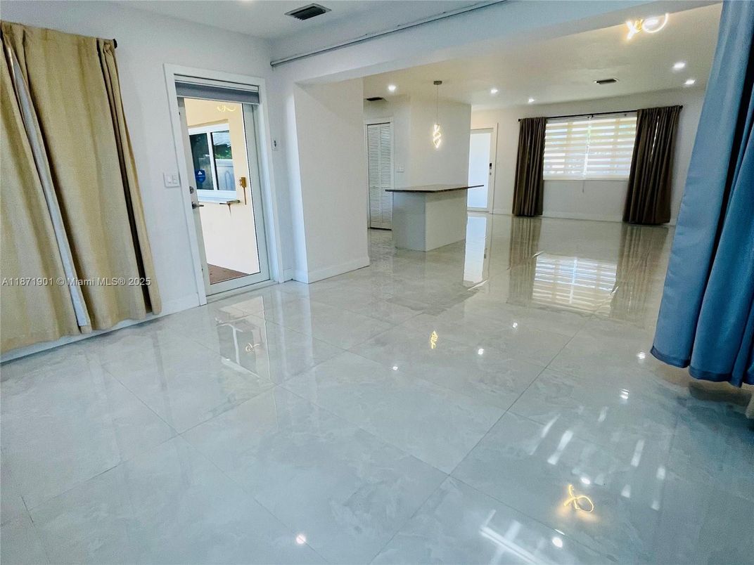 Empty room, Interior, Recessed Lighting