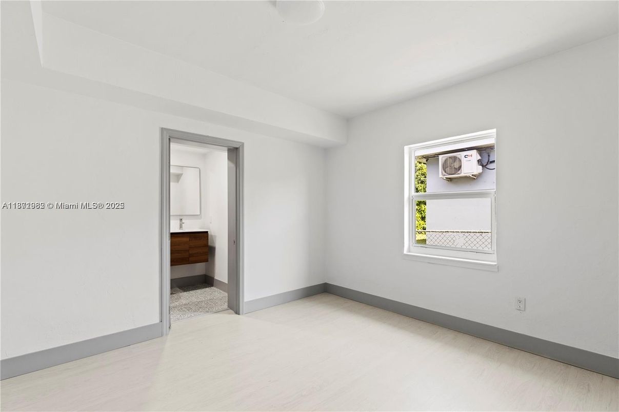 Empty room, Interior