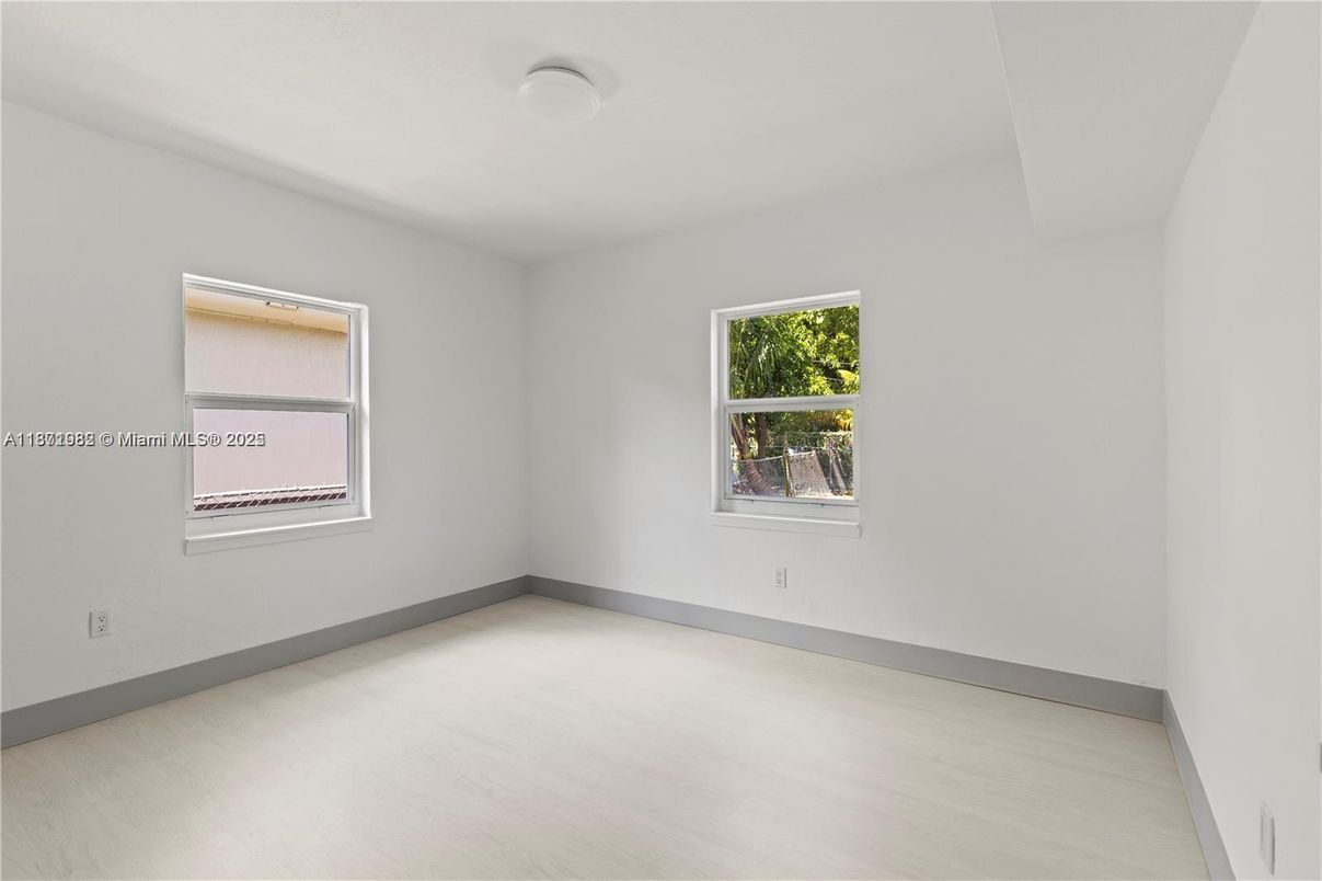 Empty room, Interior