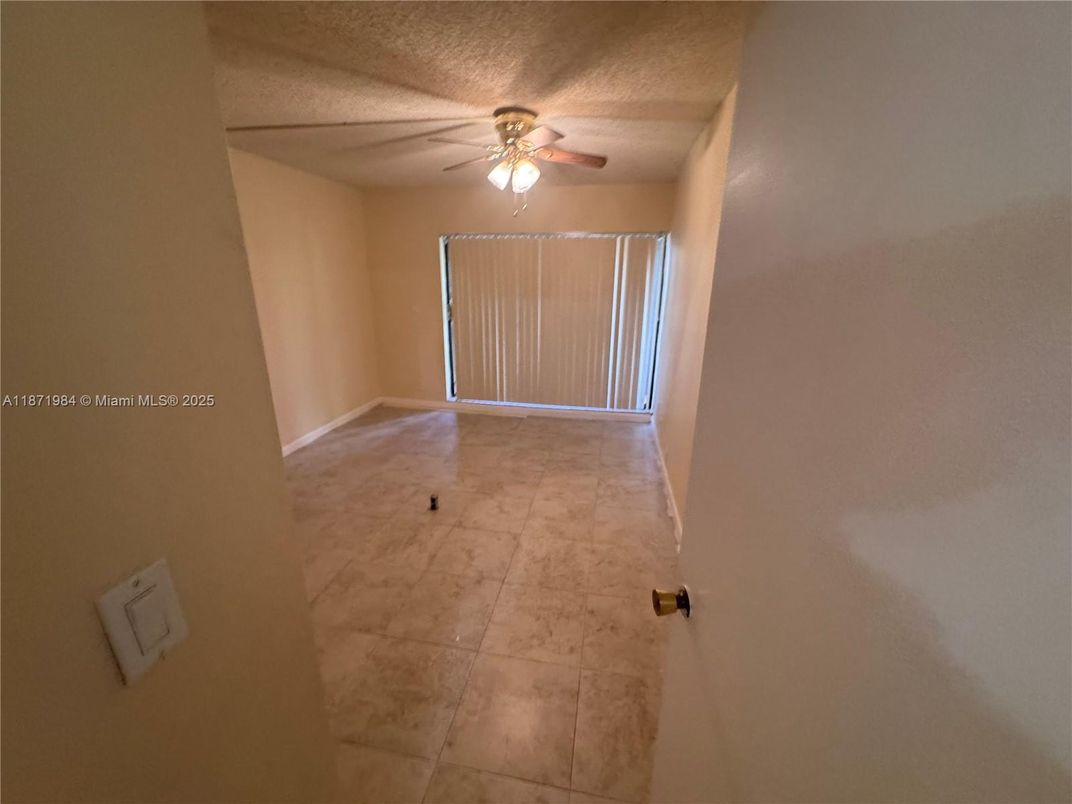 Empty room, Interior