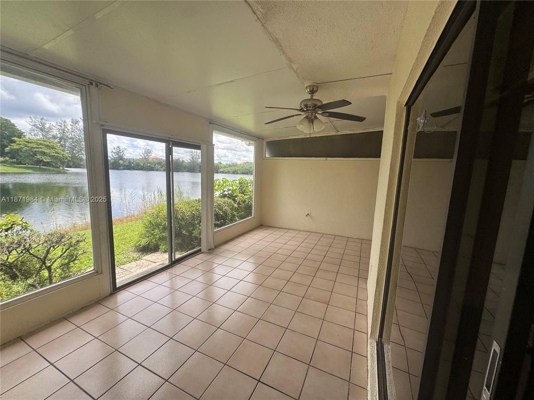 Empty room, Interior, Sun Room, Water