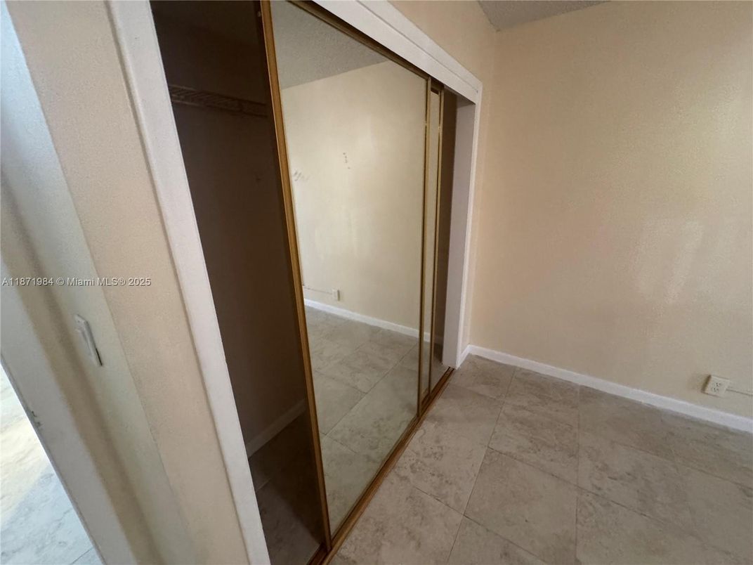 Empty room, Interior