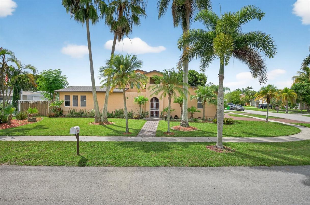 Exterior, Facade, Ranch