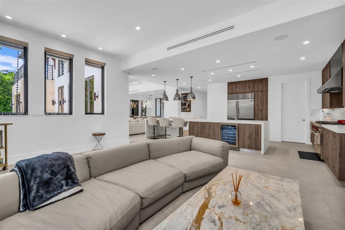 Dining room, Interior, Kitchen, Living room, Pendant Lights, Recessed Lighting, Stainless Steel Appliances