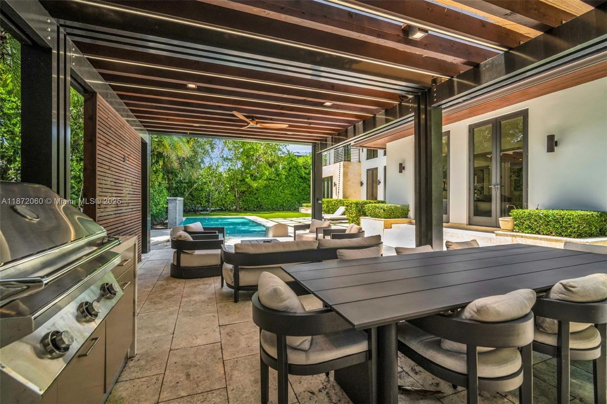 Exterior, Outdoor Kitchen, Pool