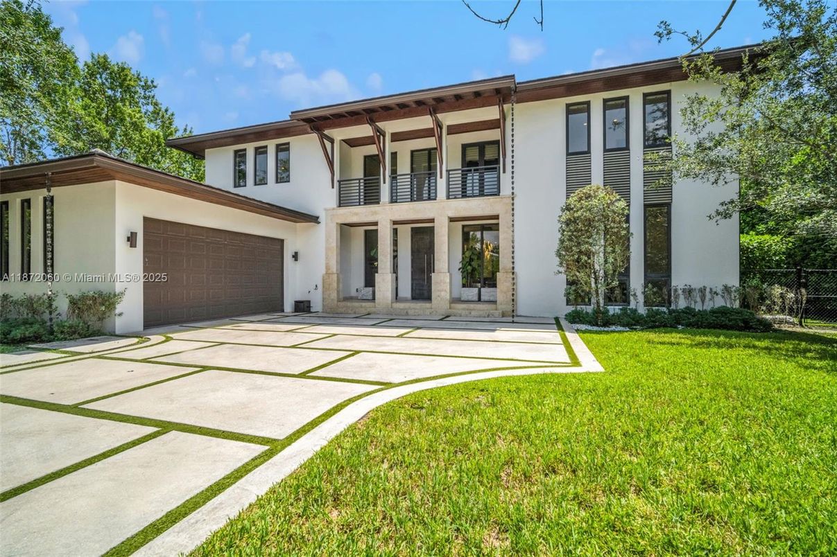 Attached, Backyard, Exterior, Facade, Modern