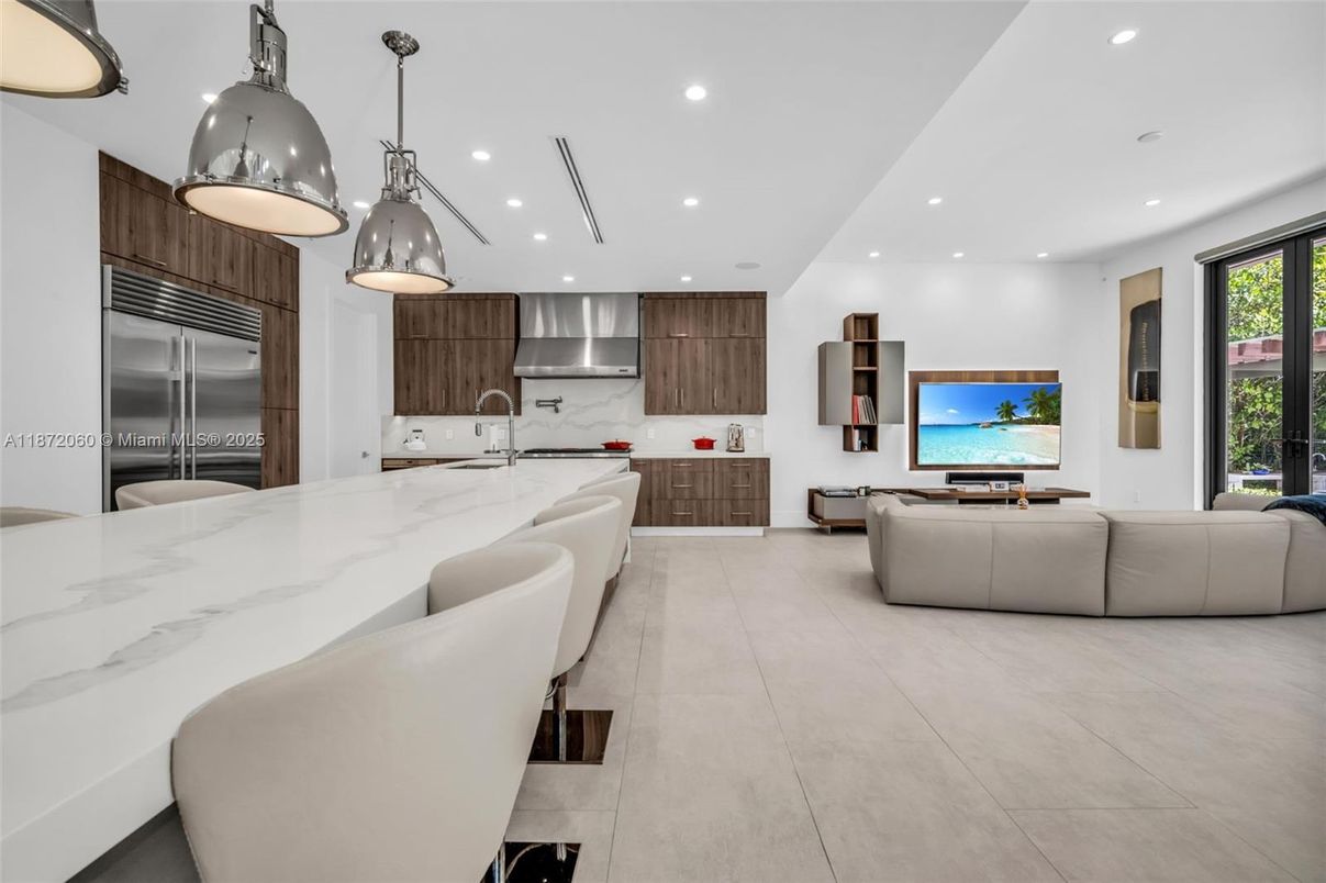 Interior, Kitchen, Living room, Pendant Lights, Recessed Lighting, Stainless Steel Appliances