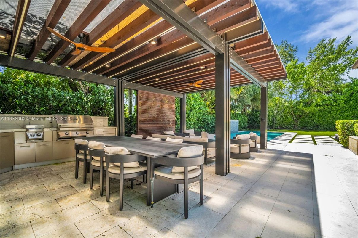 Exterior, Outdoor Kitchen, Pool