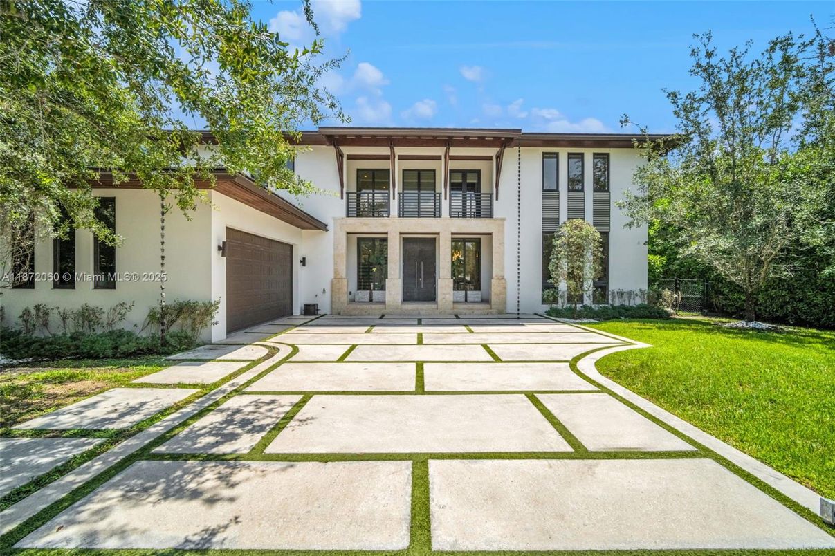 Attached, Backyard, Exterior, Facade, Modern