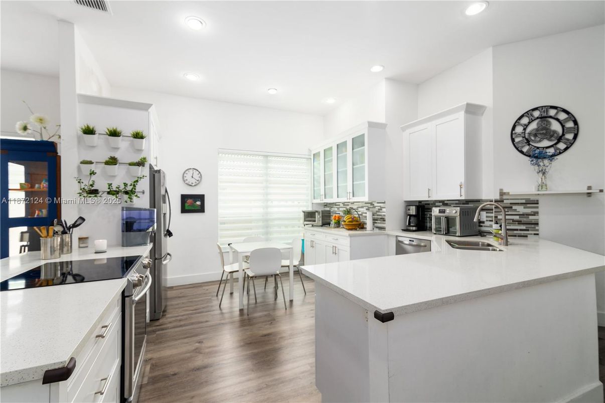 Dining room, Interior, Kitchen, Recessed Lighting, Wood Texture Flooring