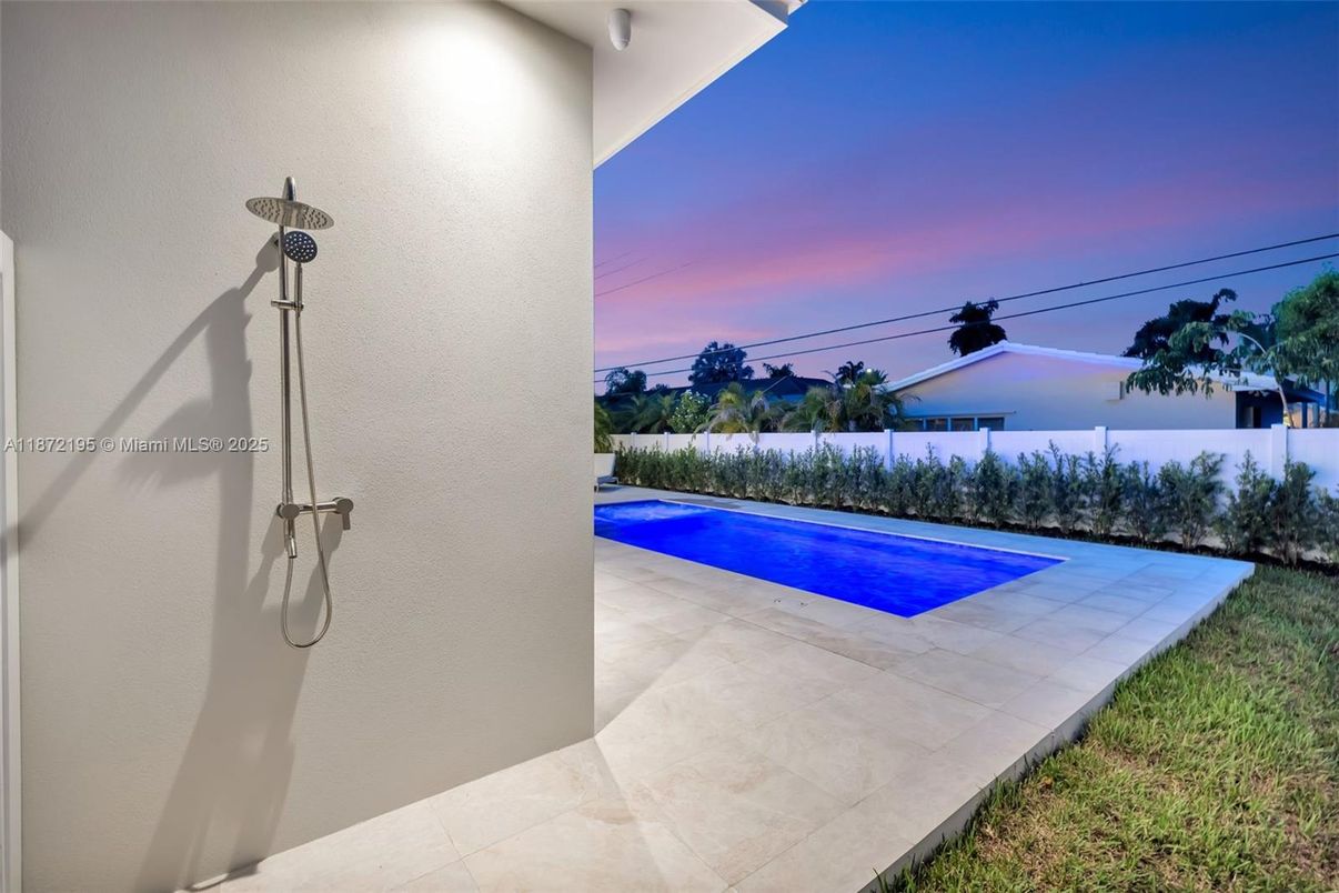 Exterior, Pool