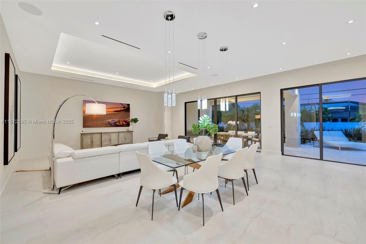 Dining room, Interior, Living room, Marble, Pendant Lights, Recessed Lighting