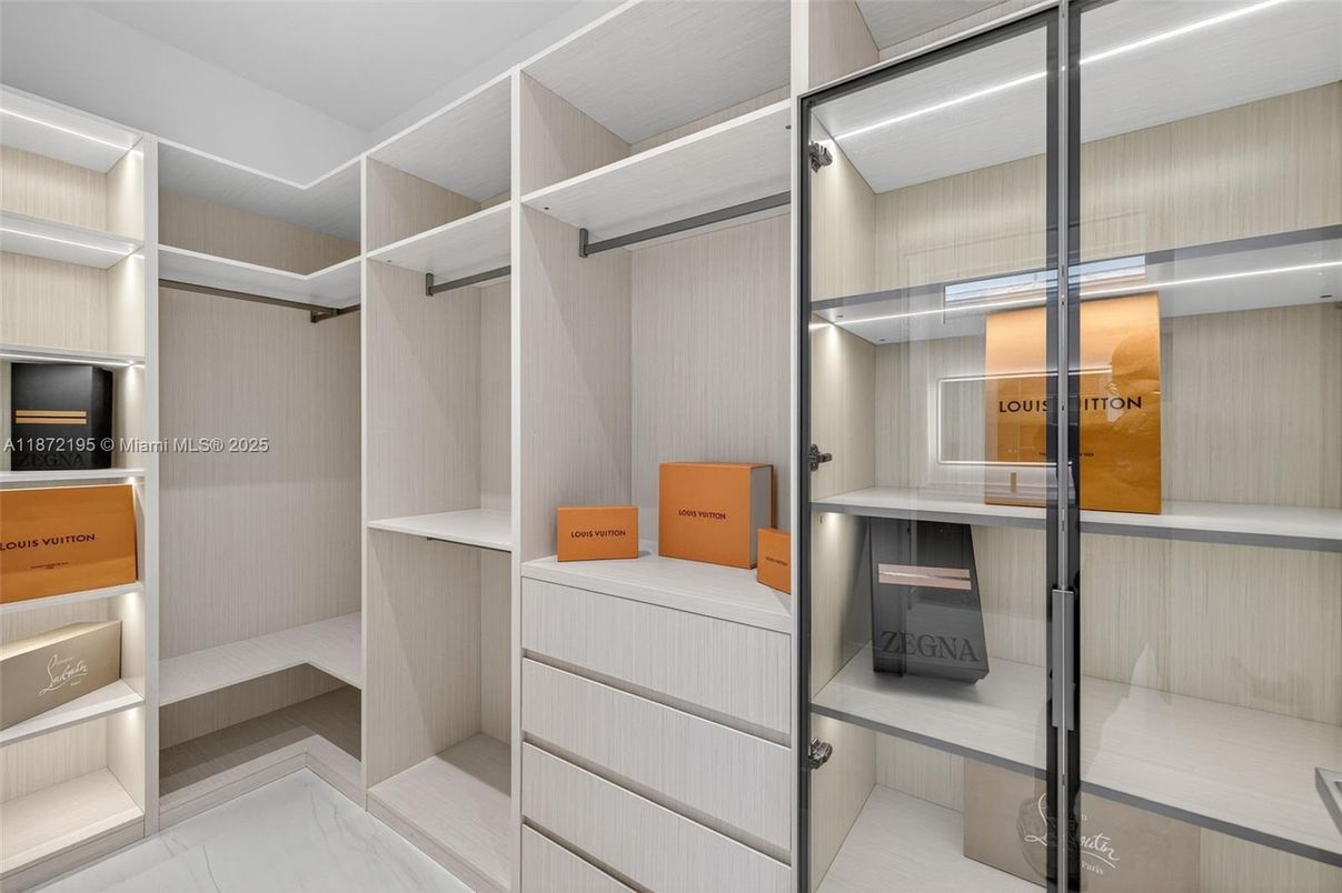 Interior, Walk-in Closets