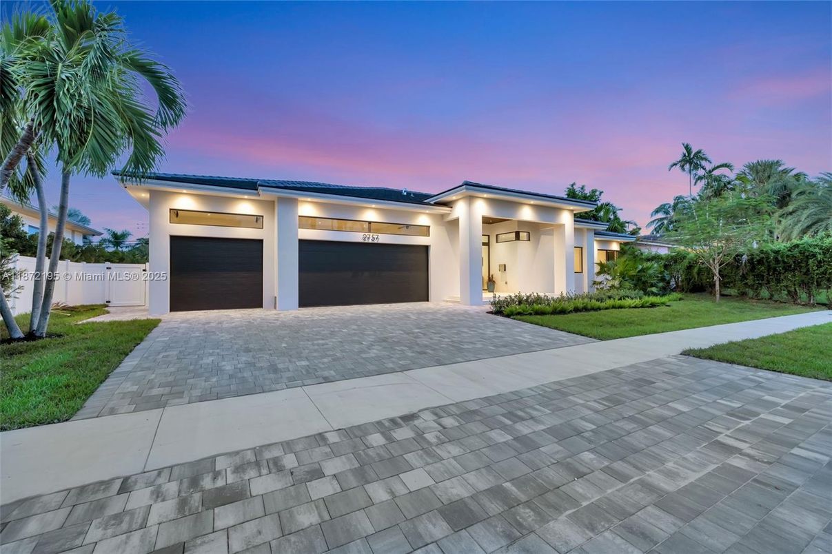 Attached, Backyard, Exterior, Facade, Modern