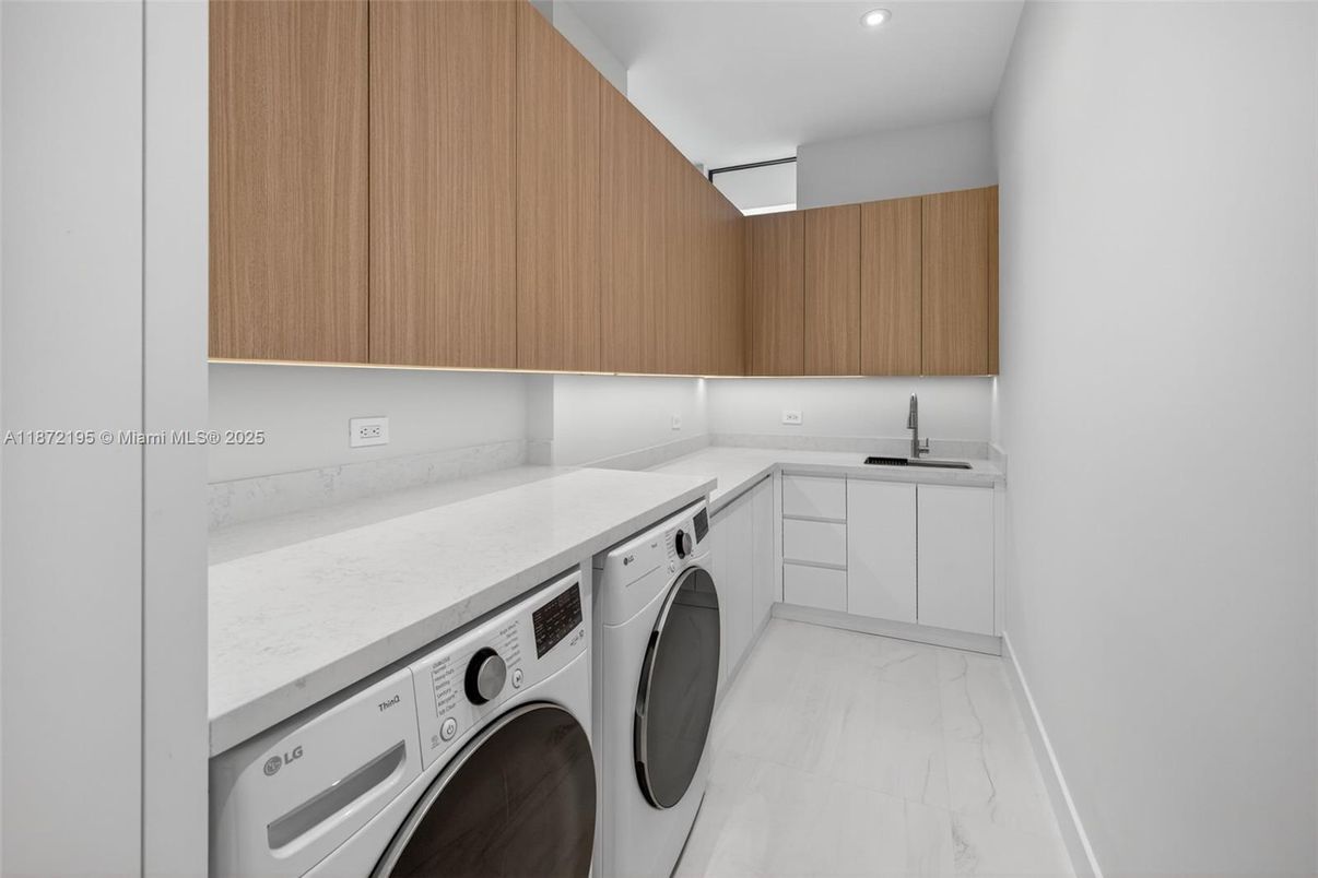 Interior, Marble, Recessed Lighting, Washer