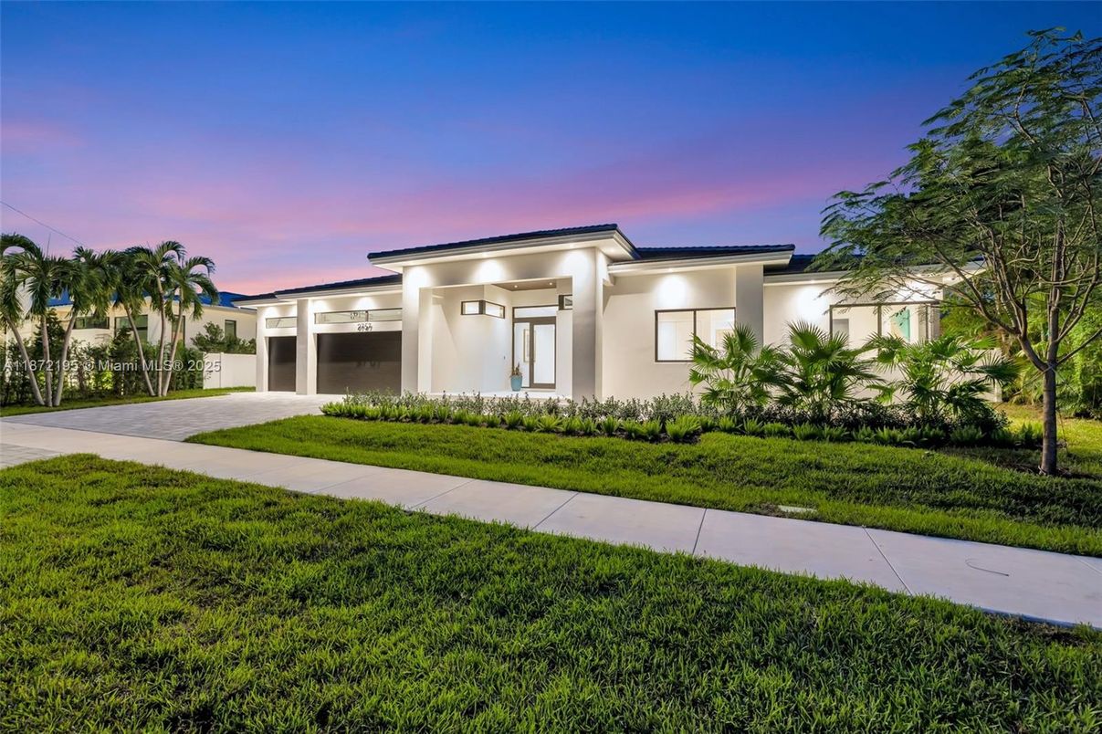 Backyard, Exterior, Facade, Modern