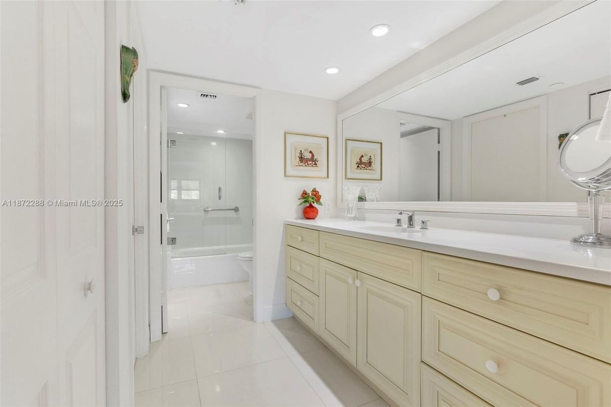 Bathroom, Dual Sink Vanities, Interior, Recessed Lighting