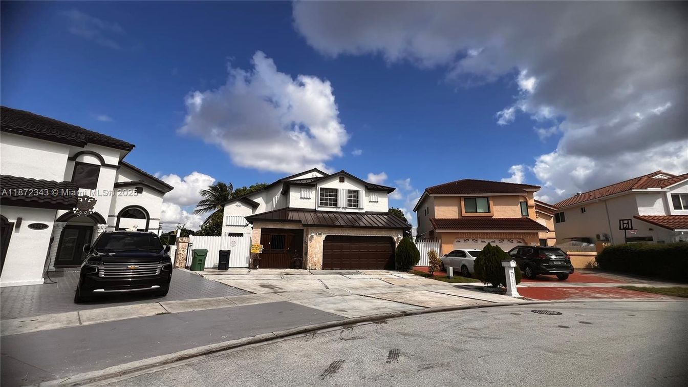 Attached, Exterior, Facade, Mediterranean