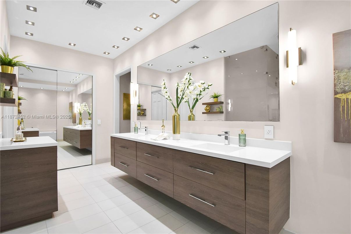 Bathroom, Dual Sink Vanities, Interior, Recessed Lighting
