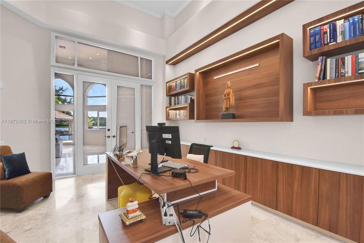 Home Office, Interior