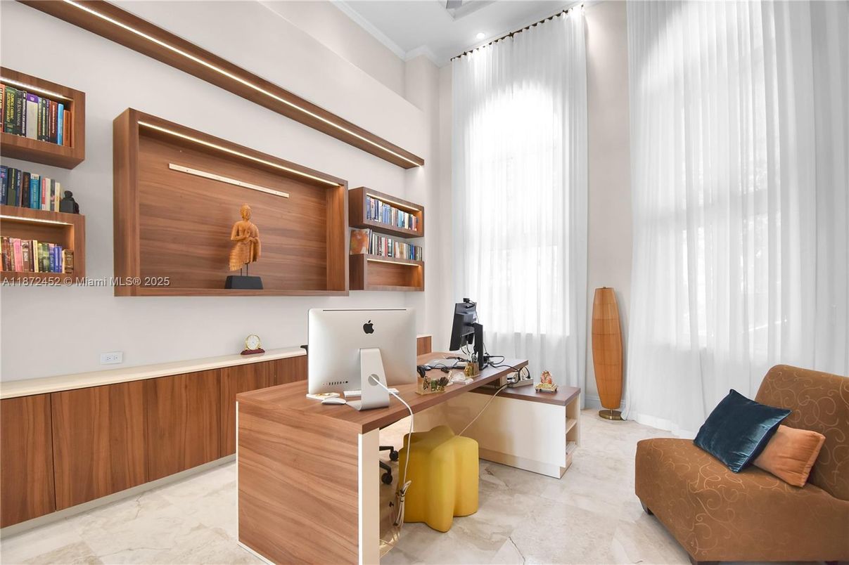 Home Office, Interior